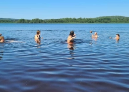 Bybor i Rasmusbyn njuter av sommaren med bad i en sjö under aktivitetsveckan i juli.