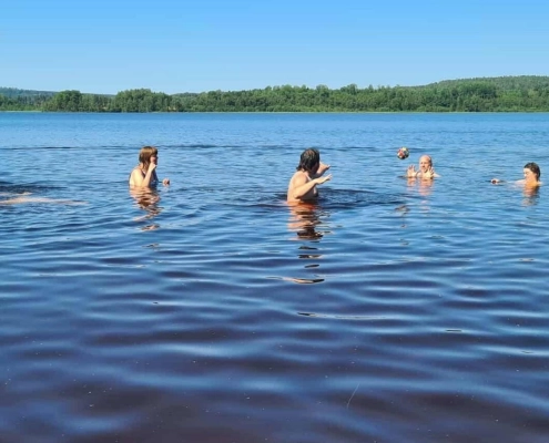 Bybor i Rasmusbyn njuter av sommaren med bad i en sjö under aktivitetsveckan i juli.