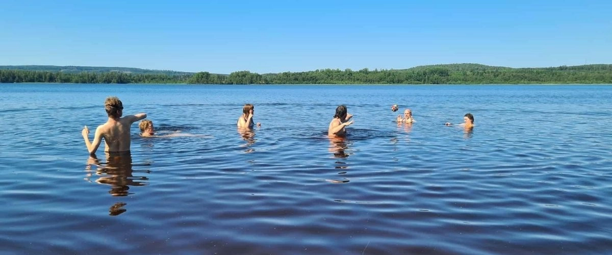 Bybor i Rasmusbyn njuter av sommaren med bad i en sjö under aktivitetsveckan i juli.