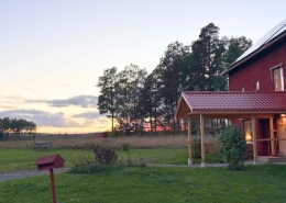 Fält och ett av husen på Rasmusbyns LSS-boende utanför Örebro.