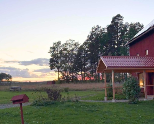 Fält och ett av husen på Rasmusbyns LSS-boende utanför Örebro.